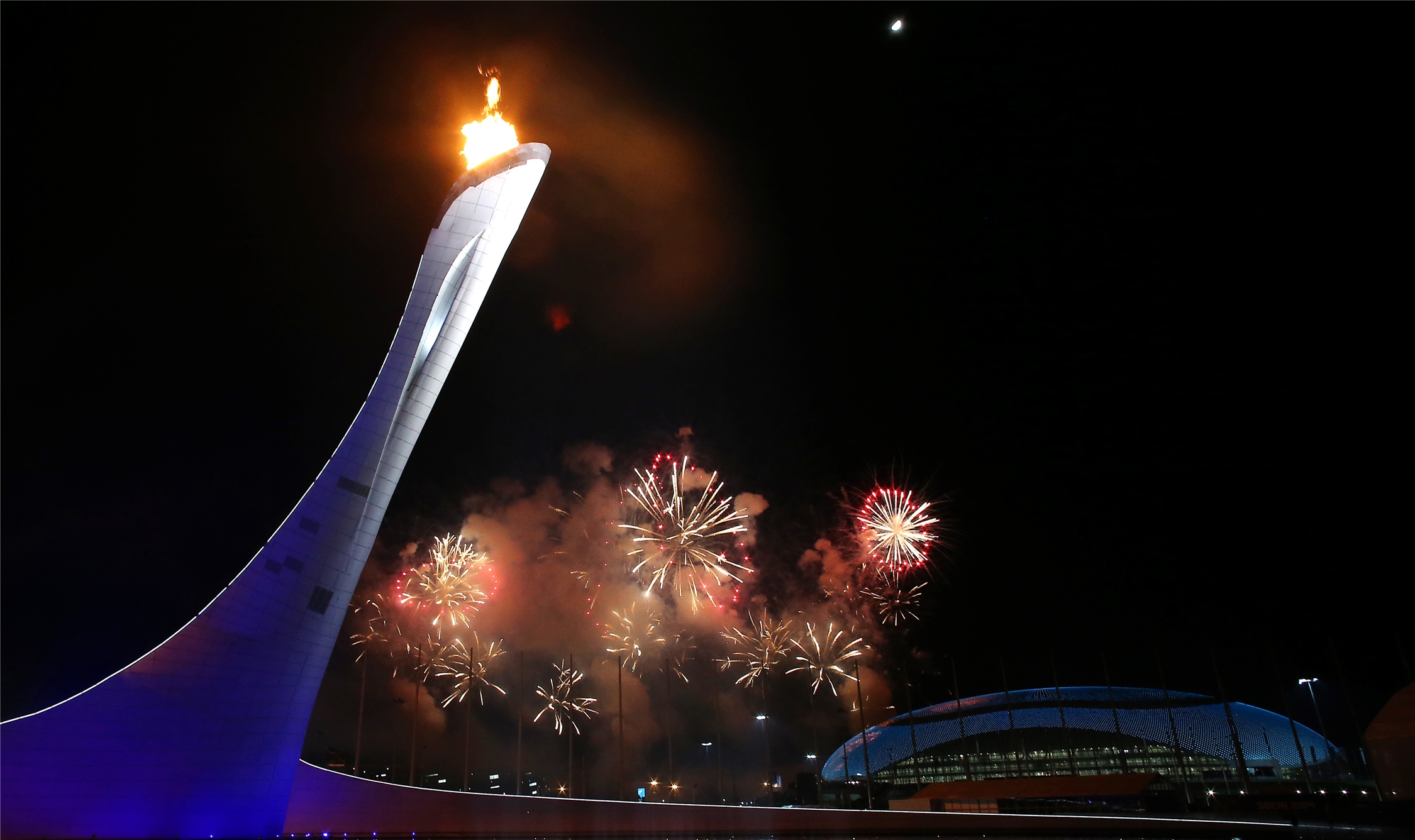 Сочи на 3 дня горящие. Олимпийский огонь Сочи 2014. Стадион Фишт Олимпийский огонь. Церемония открытия олимпиады в Сочи 2014.